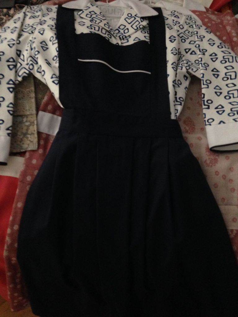 uniforme empleada hogar HOMEANDHOPEMADRID en color azul, formado por bata y delantal a juego