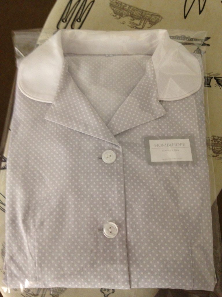 Bata de lunares en color gris para personal de servicio, de HOME&HOPE MADRID