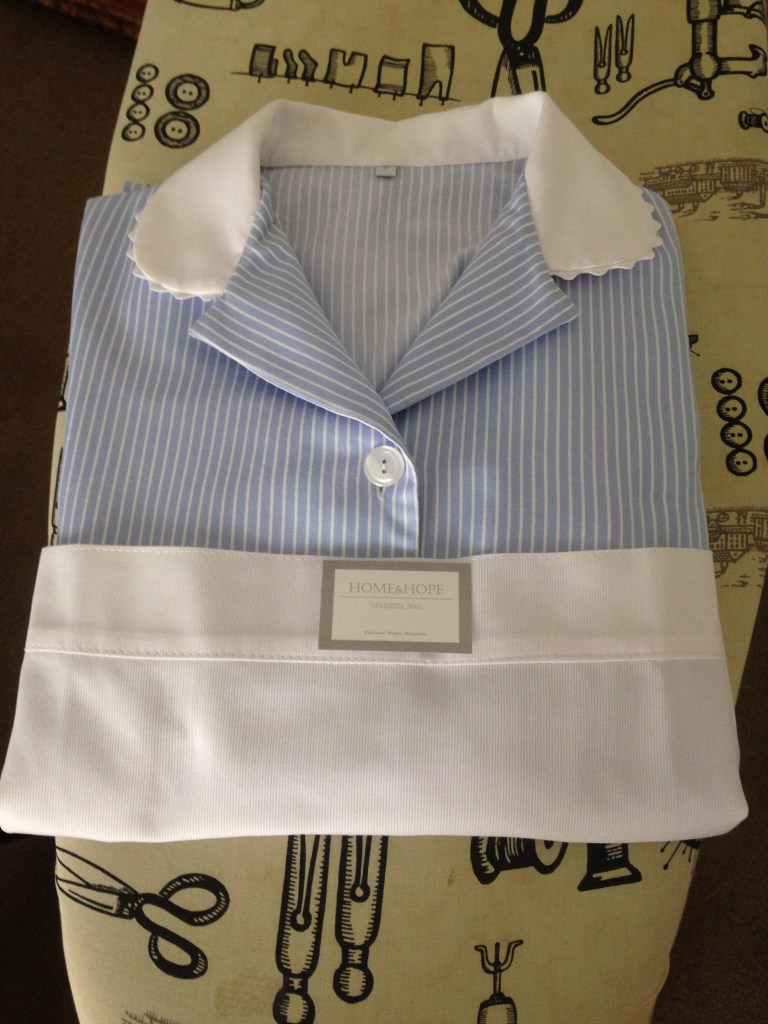 Bata en color azul con dibujo de rayas para personal de servicio, de HOME&HOPE MADRID