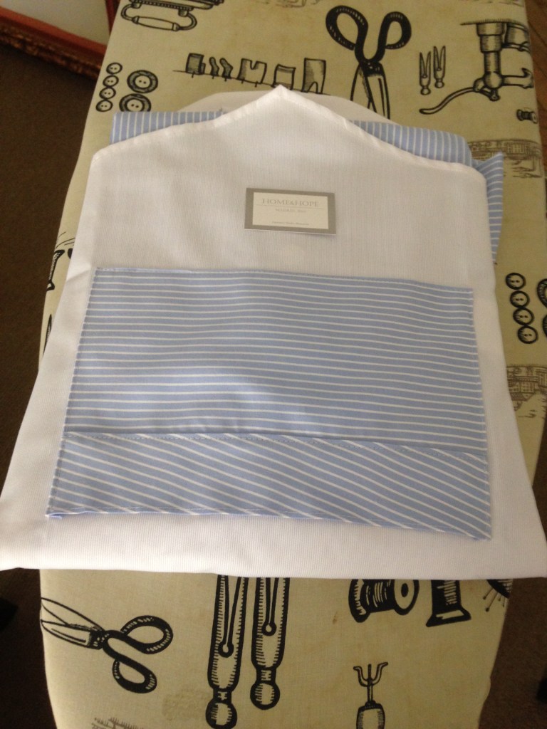 Delantal en color blanco con dibujo de rayas azules para personal de servicio, de HOME&HOPE MADRID