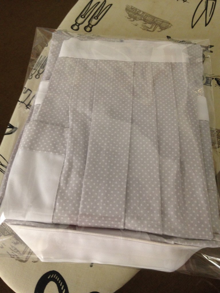 Delantal de lunares en color gris para personal de servicio, de HOME&HOPE MADRID