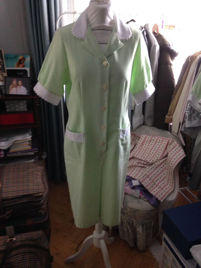 Bata para empleada del hogar en tono verde de HOME&HOPE MADRID