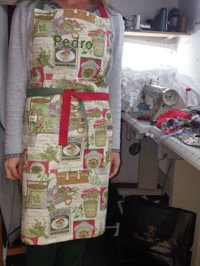 Delantal personalizado con nombre de nuestro cliente, de HOME&HOPE MADRID