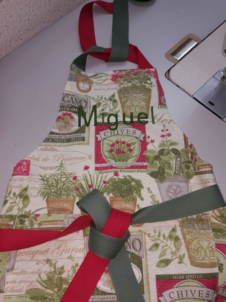 Delantal personalizado con nombre de nuestro cliente, de HOME&HOPE MADRID
