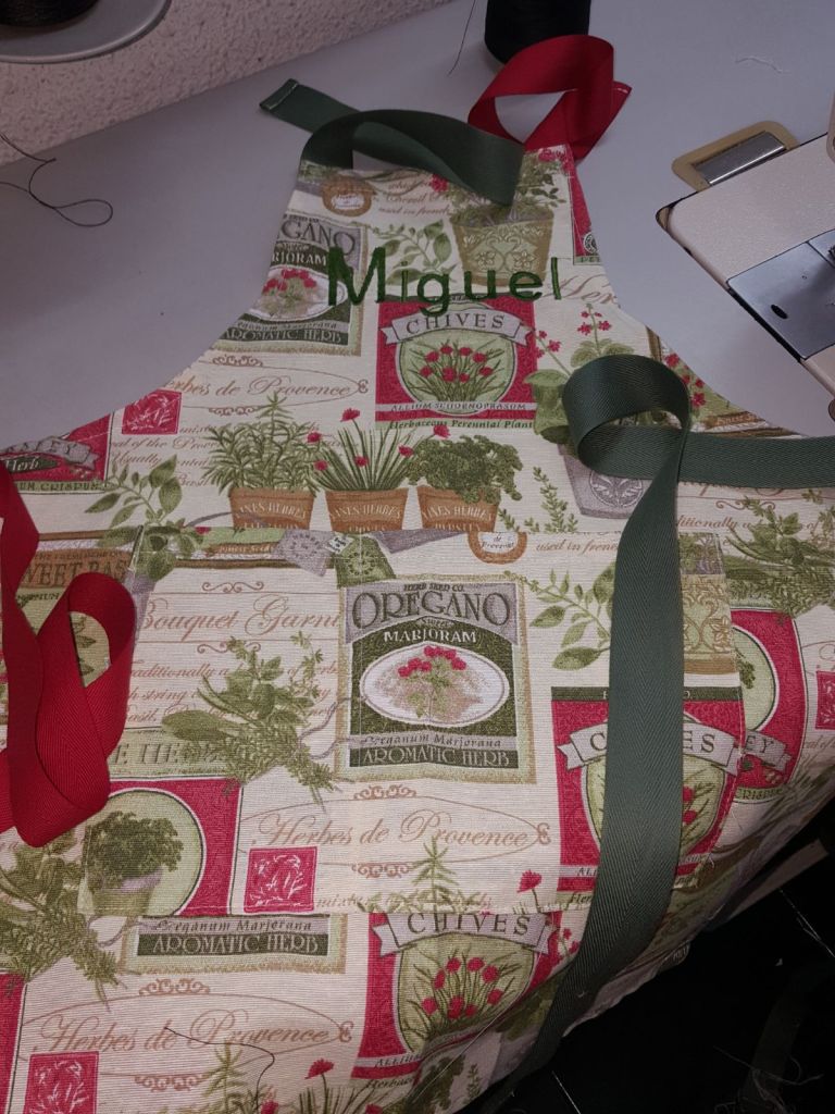 Delantal personalizado con nombre de nuestro cliente, de HOME&HOPE MADRID