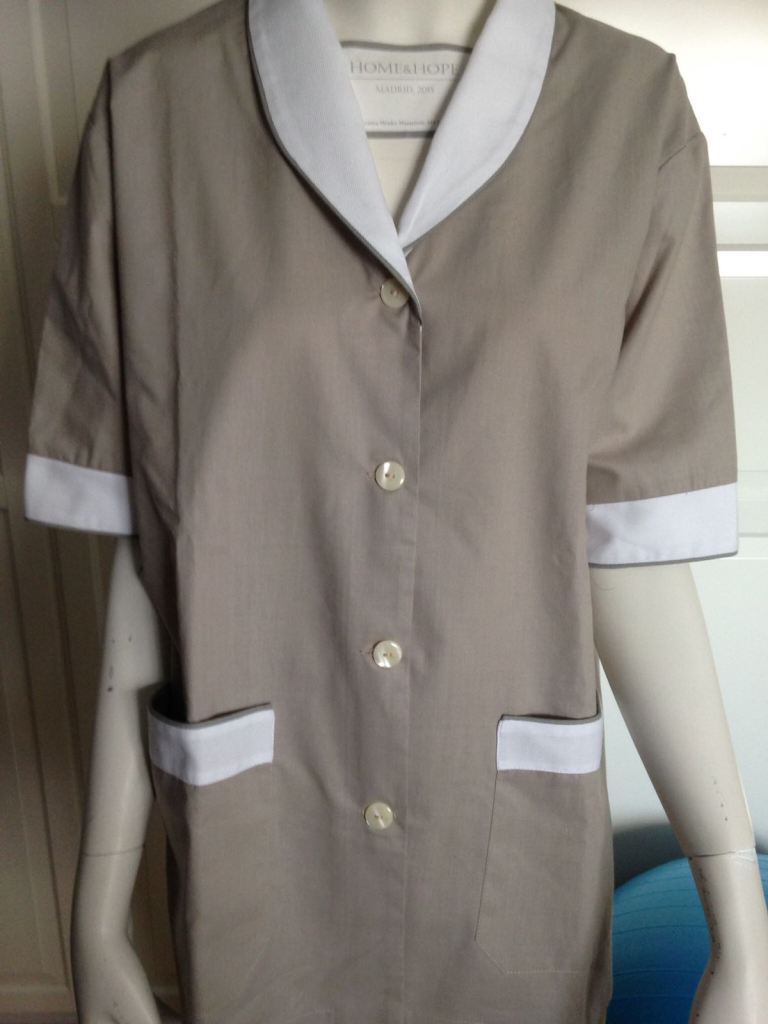 Casaca y pantalón a juego en color beige y detalles en blanco para empleada del hogar, de HOME&HOPE MADRID