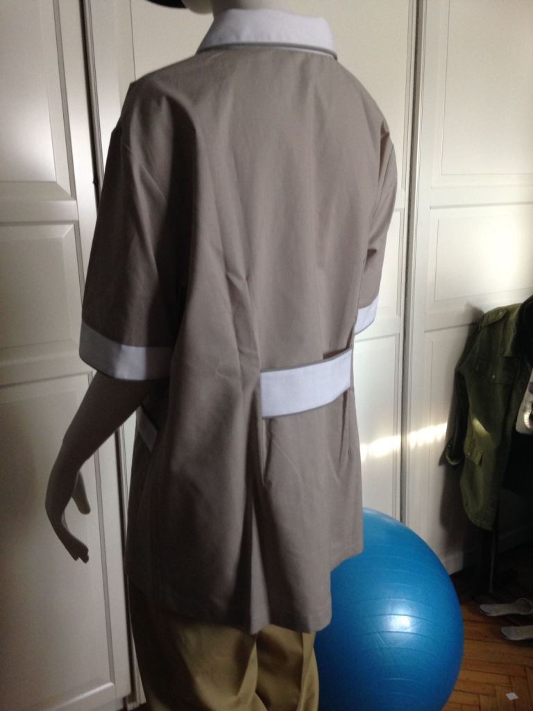 Casaca y pantalón a juego en color beige y detalles en blanco para empleada del hogar, de HOME&HOPE MADRID