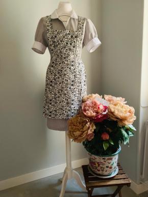 Bata gris y delantal blanco con flores negras, de HOME&HOPE MADRID