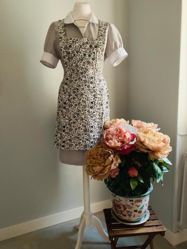 Bata de topos gris y delantal blanco con flores negras, de HOME&HOPE MADRID