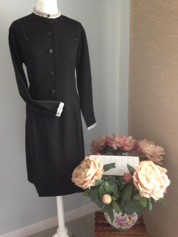 Bata para personal de servicio inspirado en diseño de época, de HOME&HOPE MADRID