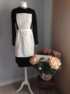 Bata y delantal para personal de servicio inspirado en diseño de época, de HOME&HOPE MADRID