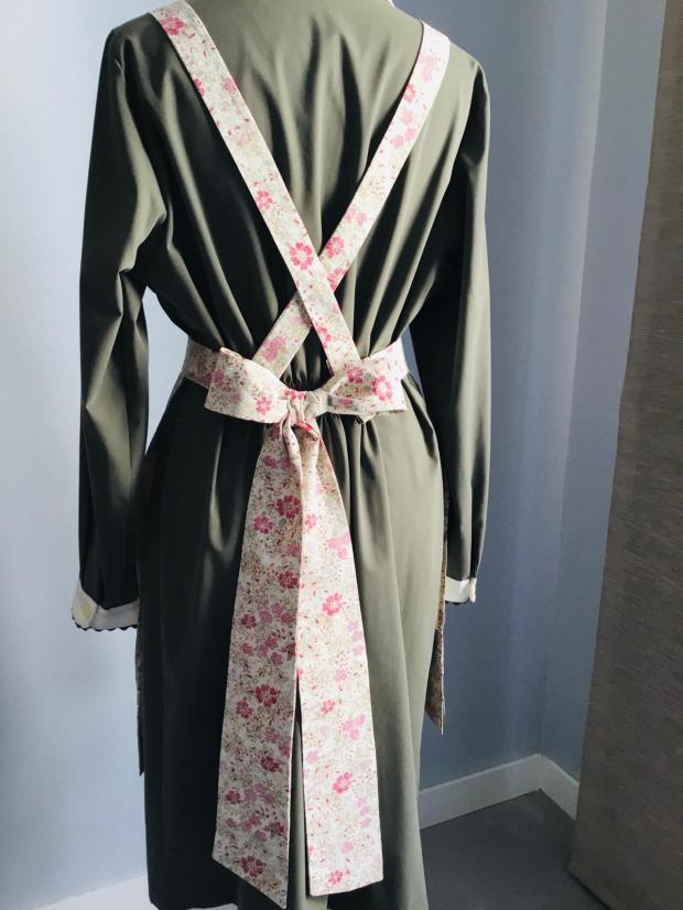 Bata verde y delantal con flores en color rosa, de HOME&HOPE MADRID