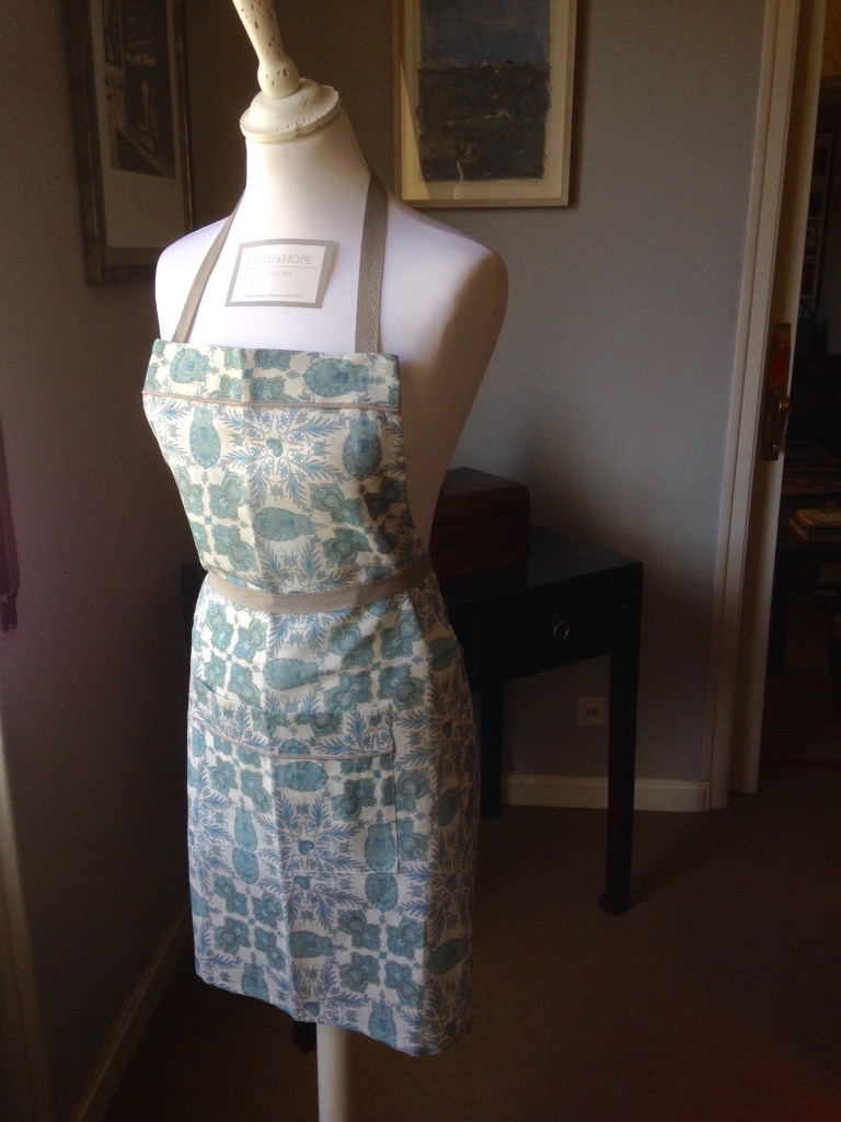 Delantal de lino con motivos azules y detalles grises, de HOME&HOPE MADRID