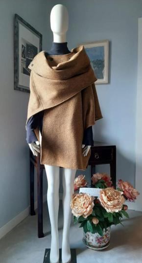 Capa de señora en color marrón de HOME&HOPE MADRID