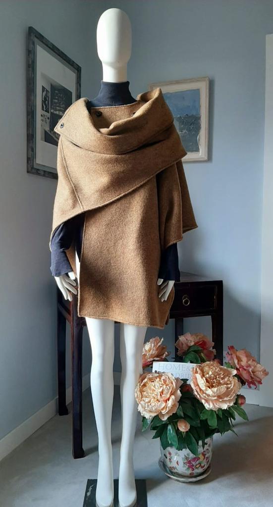 Capa de señora en color marrón de HOME&HOPE MADRID