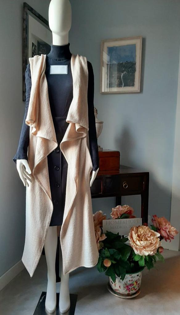 Poncho de señora en color beige de HOME&HOPE MADRID