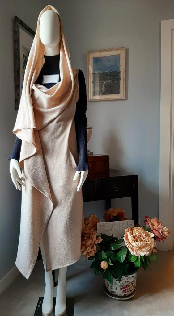 Poncho de señora en color beige de HOME&HOPE MADRID