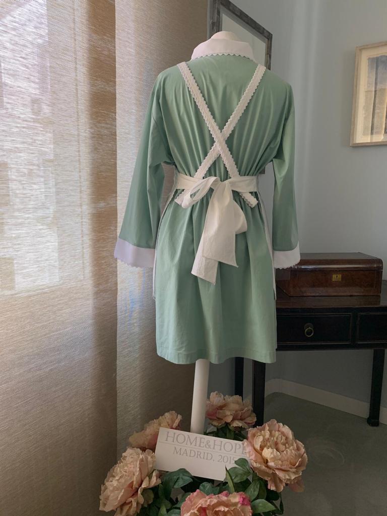 Bata y delantal para empleada de la casa de HOME&HOPE MADRID