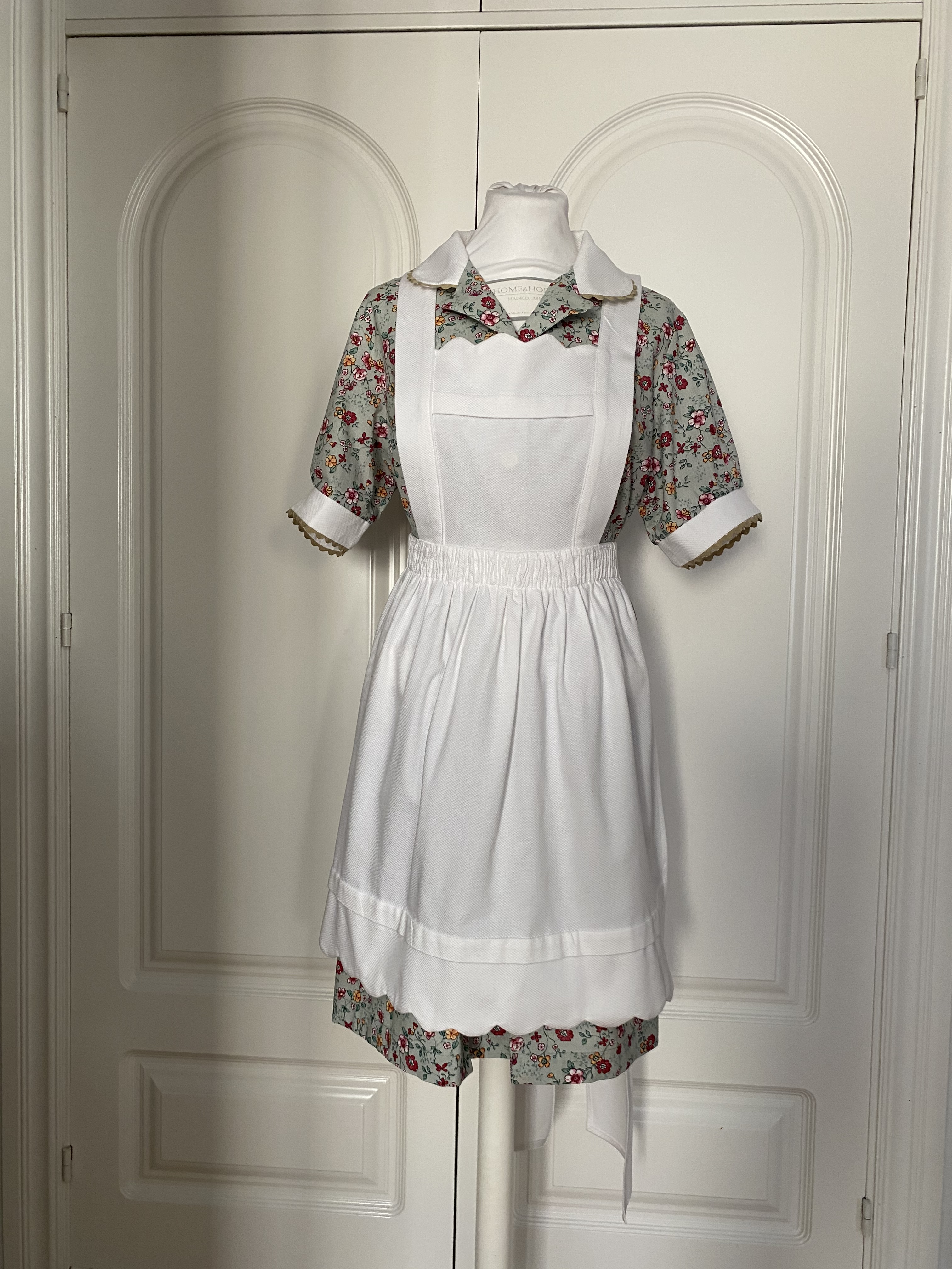 Uniforme para empleada del hogar, formado por bata y delantal con ondas, de HOME&HOPE