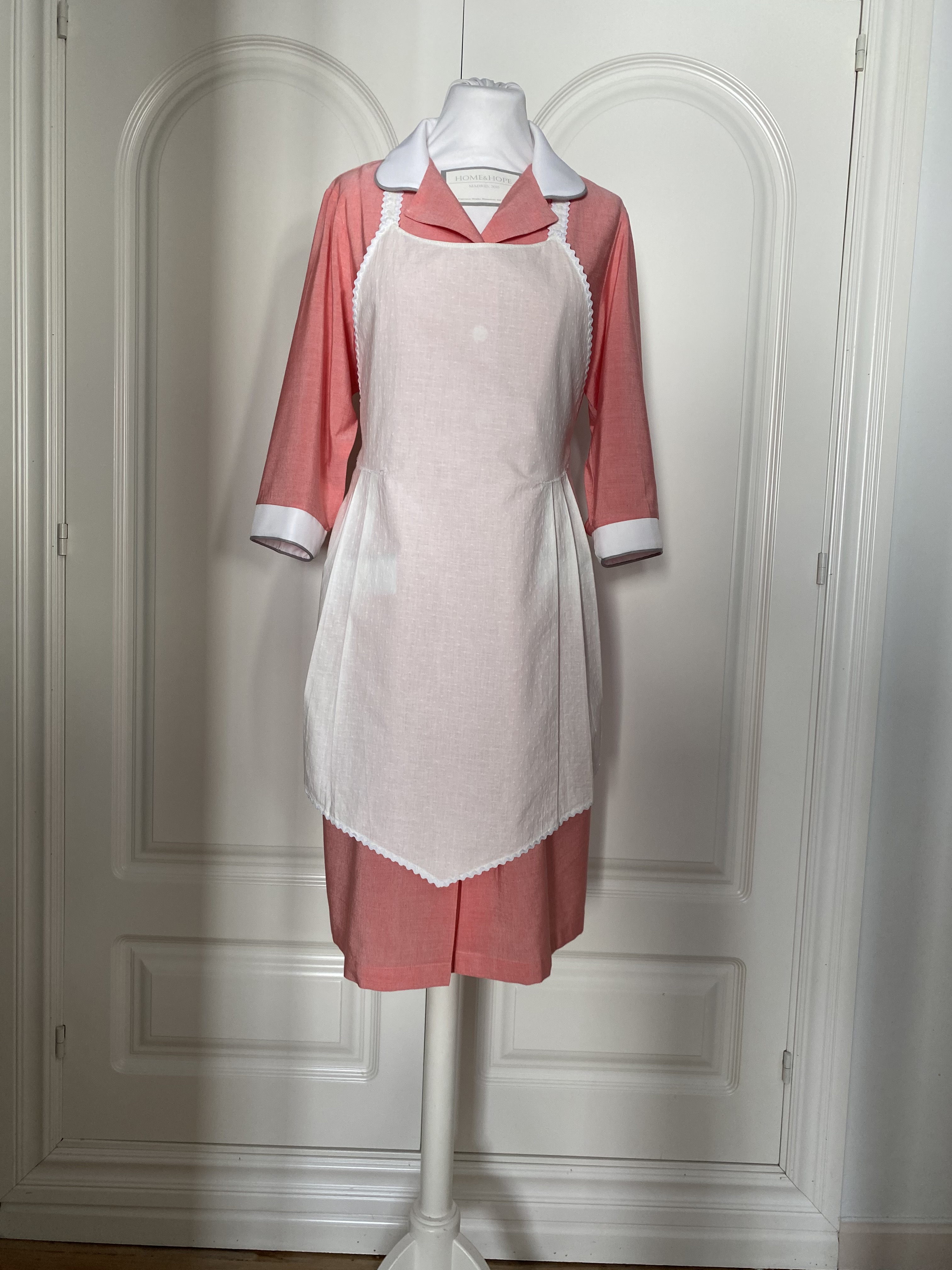 Uniforme para empleada del hogar, formado por bata y delantal blanco, de HOME&HOPE