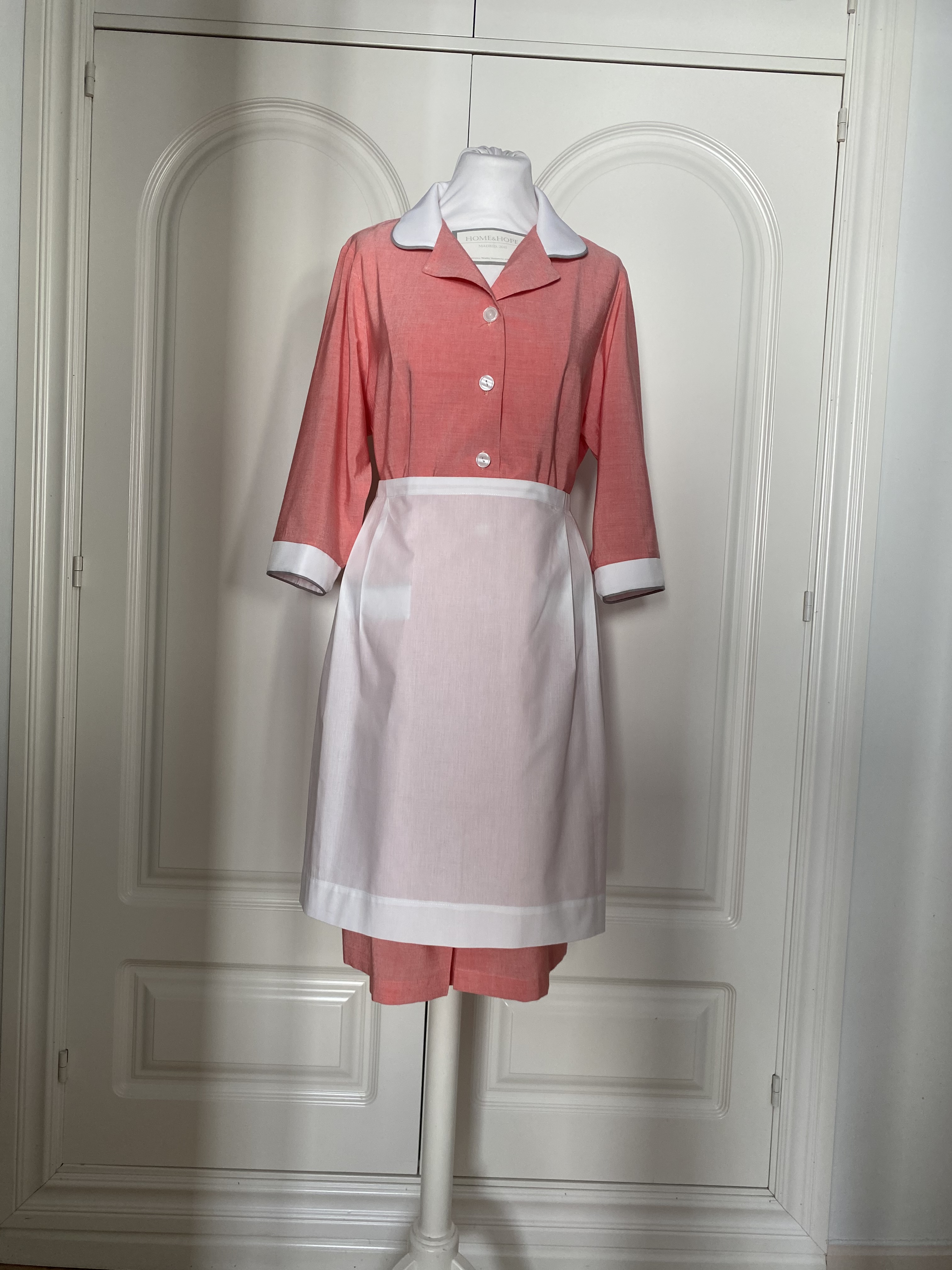 Uniforme para empleada del hogar, formado por bata y delantal blanco, de HOME&HOPE