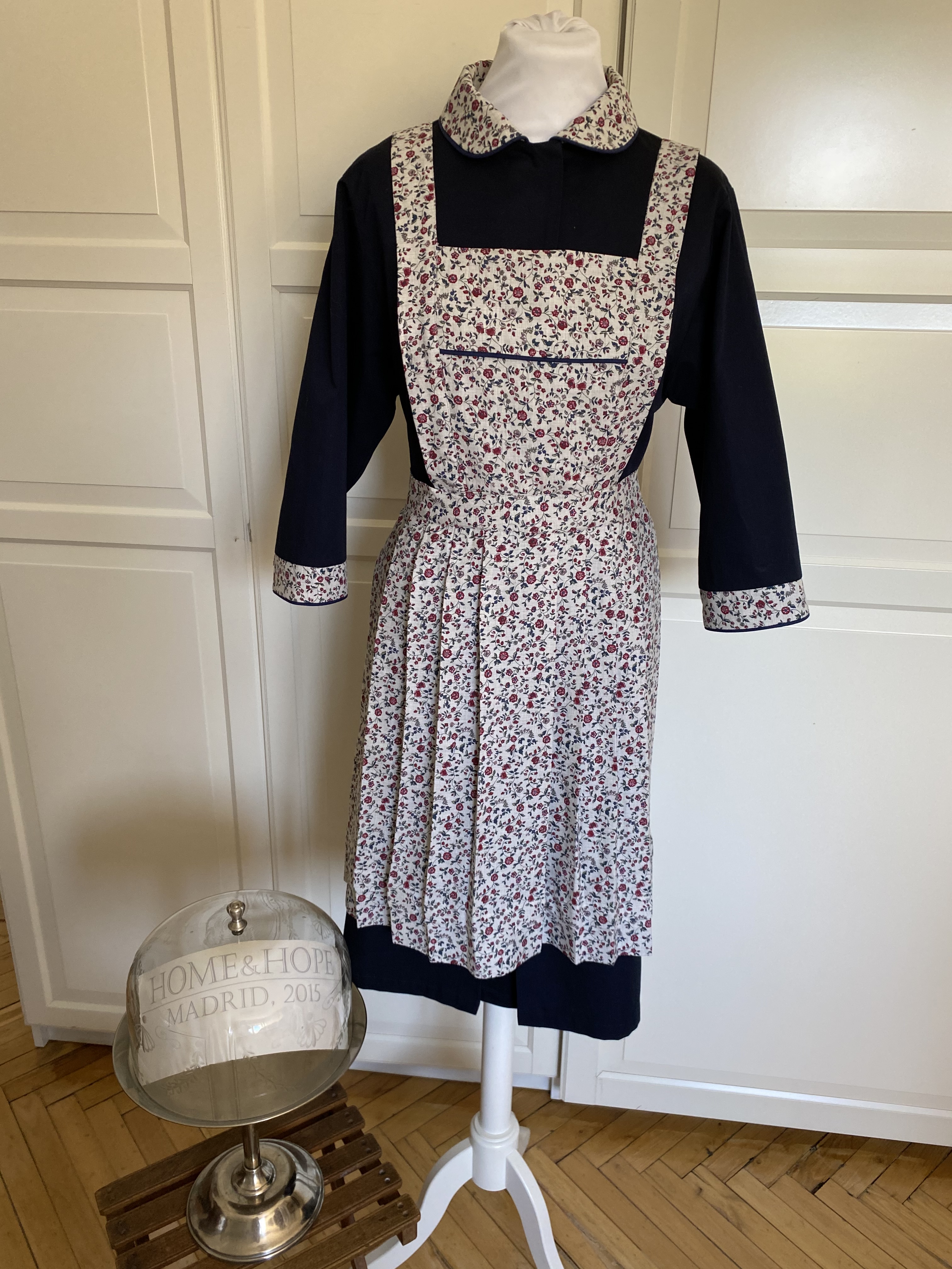 Uniforme para empleada del hogar, formado por bata y delantal con flores, de HOME&HOPE